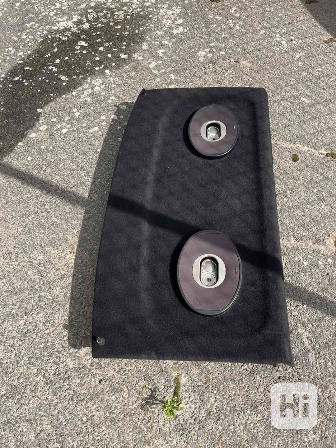 Zadní plato celé - GOLF 4 s repro INFINITY - foto 1