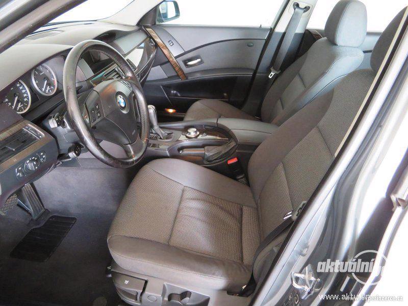 BMW 5 3.0, nafta, rok 2004 - foto 11