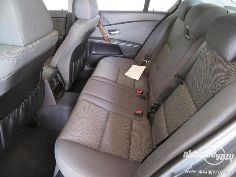 BMW 5 3.0, nafta, rok 2004 - foto 13
