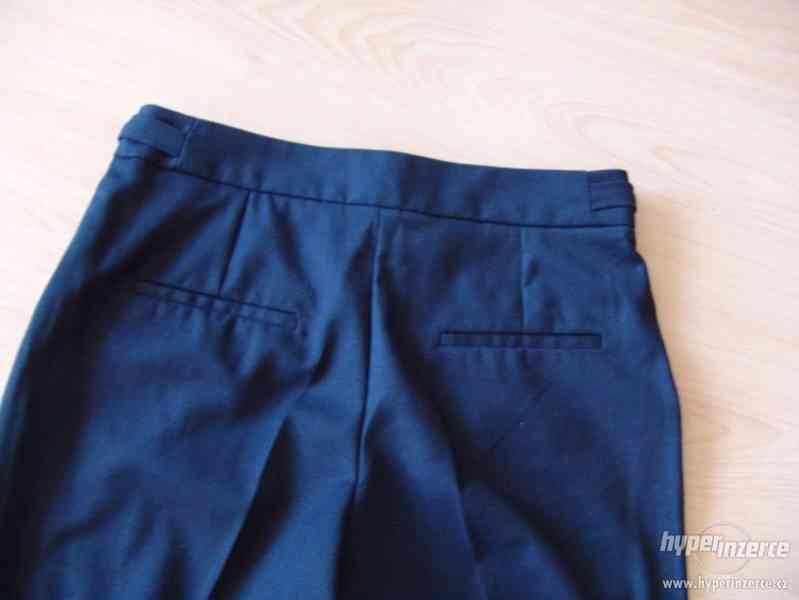 Zánovní modré kalhoty MANGO - foto 3