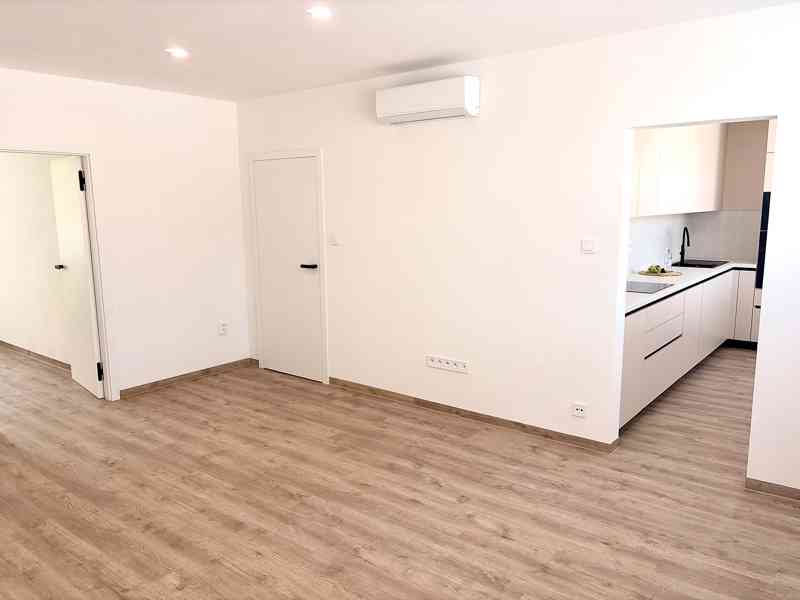 Moderní byt 3+kk ( 3+1) po kompletní rekonstrukci - foto 3