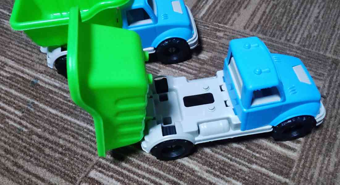 Set autíček  - foto 2