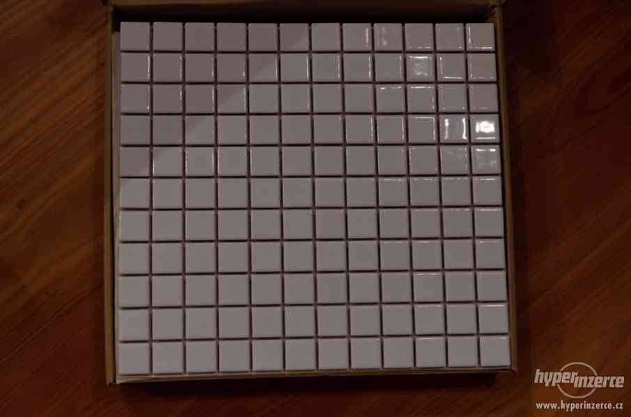 Prodám obklady - bílá mozaika lesklá 25x25 mm - foto 1
