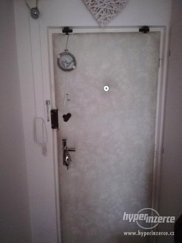 Prodám protipožární dveře s bezpečnostním  kováním - foto 1