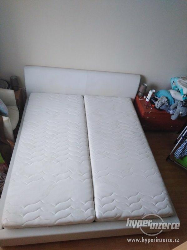 Manželská postel koženková + matrace - foto 1