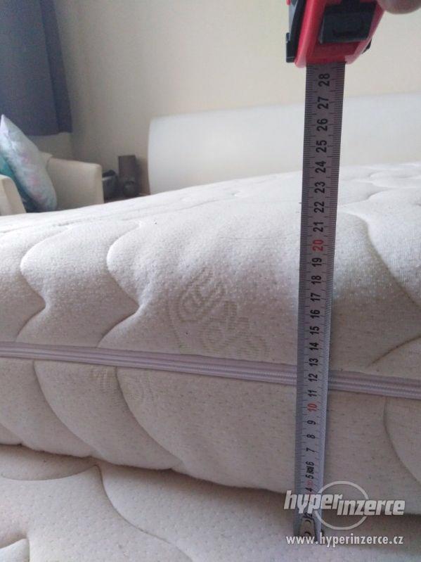 Manželská postel koženková + matrace - foto 5