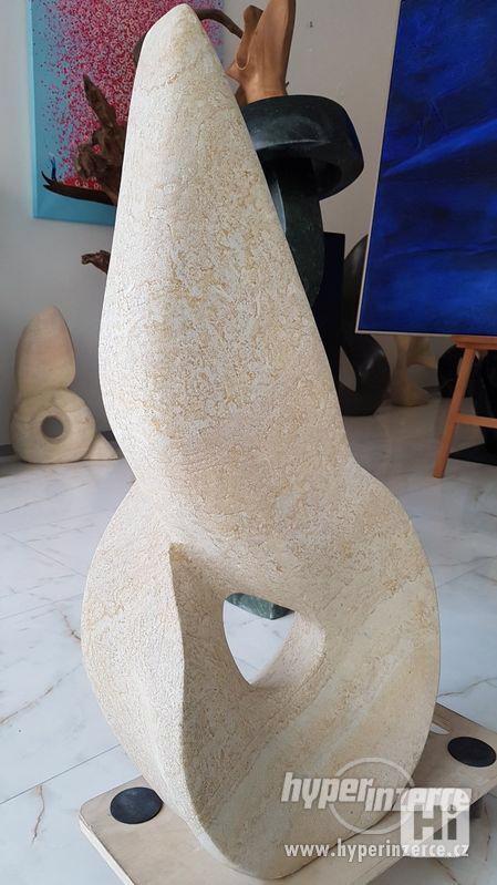Abstraktní socha z pískovce