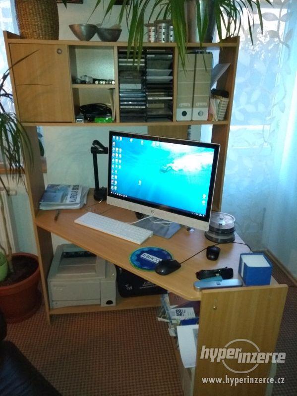Rohový PC pracovní stůl