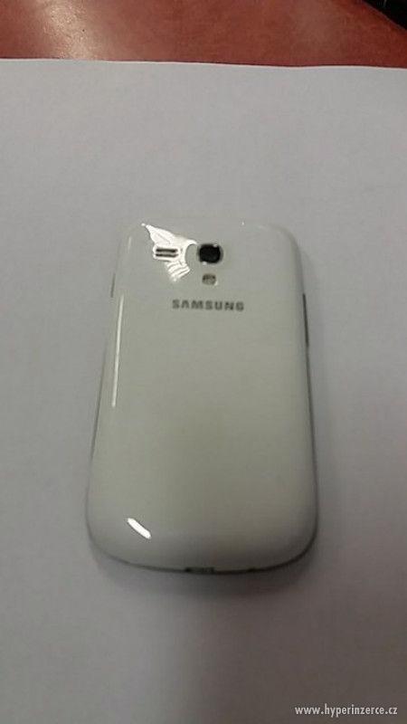 Samsung Galaxy S3 Mini v bílé barvě - foto 2