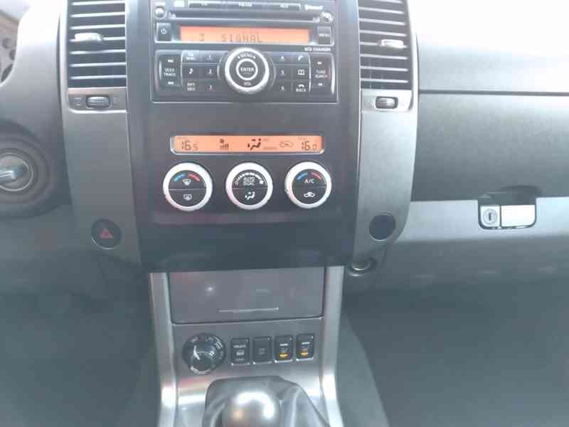 NISSAN NAVARA D40 2.5 dCi 4x4 DOUBLE CAB MANUÁL AC - foto 31