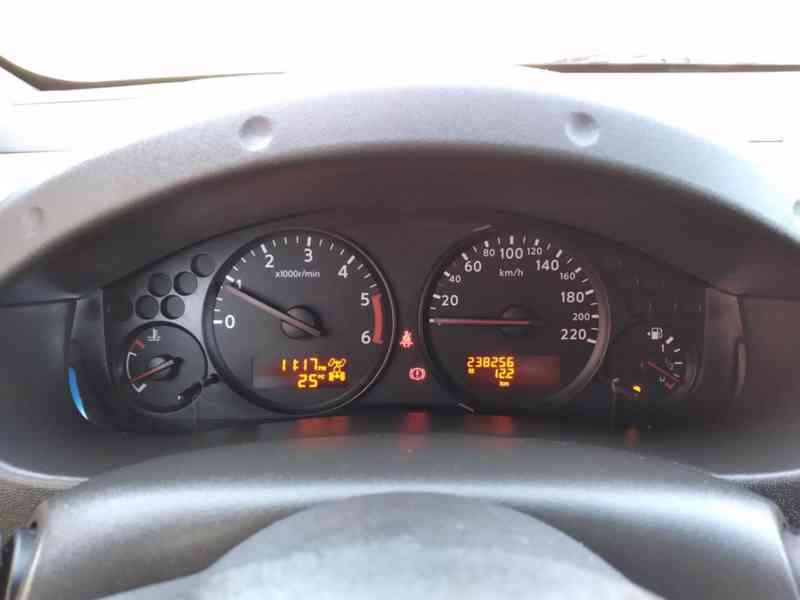 NISSAN NAVARA D40 2.5 dCi 4x4 DOUBLE CAB MANUÁL AC - foto 24