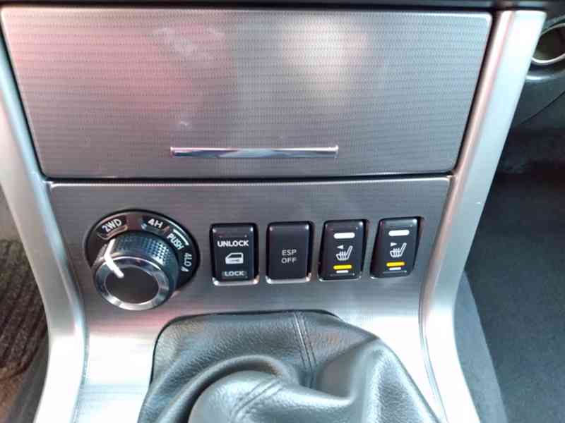 NISSAN NAVARA D40 2.5 dCi 4x4 DOUBLE CAB MANUÁL AC - foto 27
