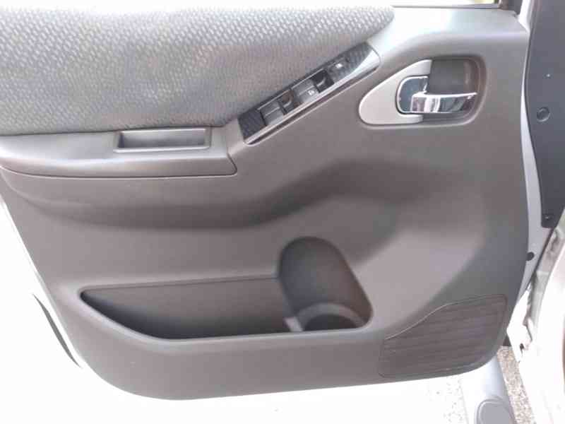 NISSAN NAVARA D40 2.5 dCi 4x4 DOUBLE CAB MANUÁL AC - foto 35