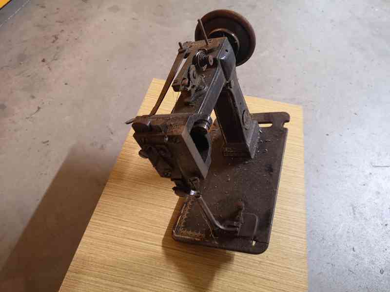 Šicí stroj Singer model 46K1 – sběratelský a historický kus - foto 2