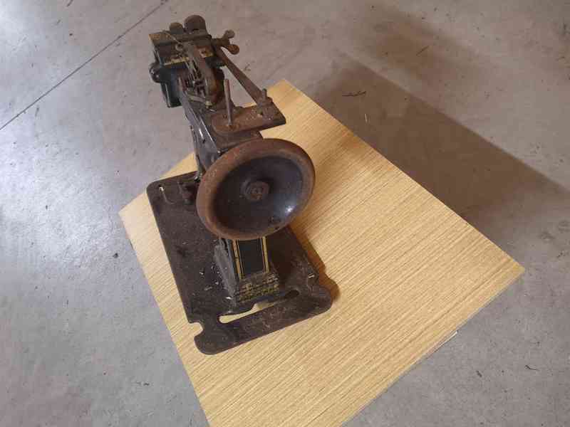 Šicí stroj Singer model 46K1 – sběratelský a historický kus - foto 3