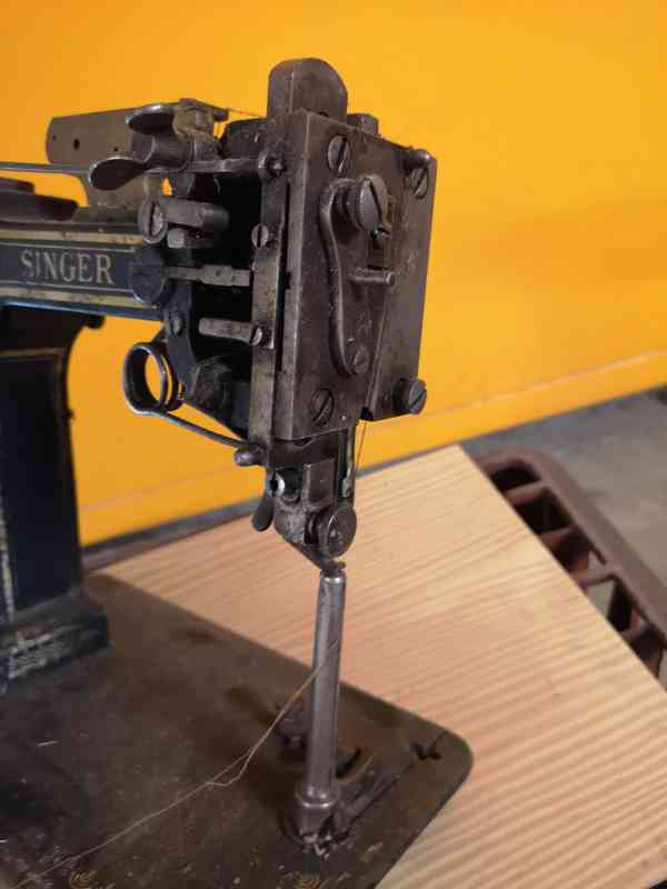 Šicí stroj Singer model 46K1 – sběratelský a historický kus - foto 6