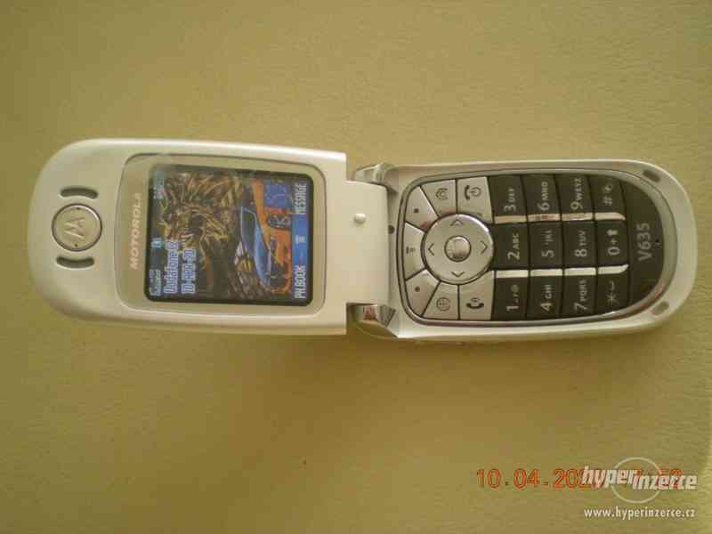 Motorola V635 - funkční véčkový mobilní telefon v TOP stav - foto 3