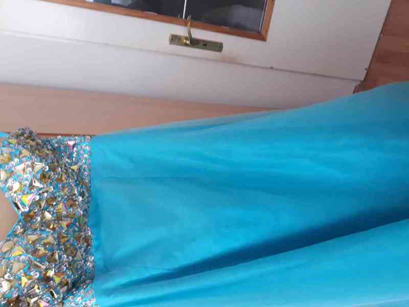 Nádherné dlouhé modré plesové šaty - foto 3