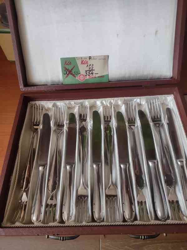 sada příborů v dárkové kazetě