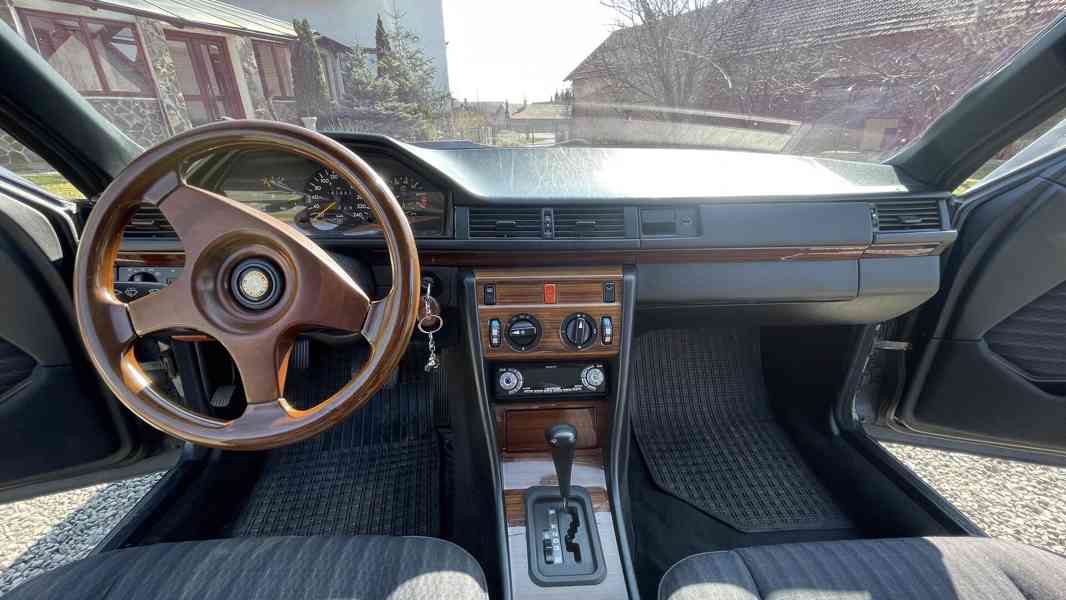 Mercedes-Benz 300 CE (1990) v perfektním stavu - foto 14