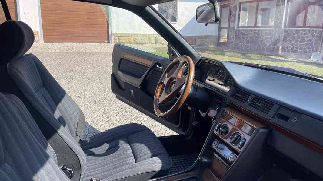 Mercedes-Benz 300 CE (1990) v perfektním stavu - foto 12