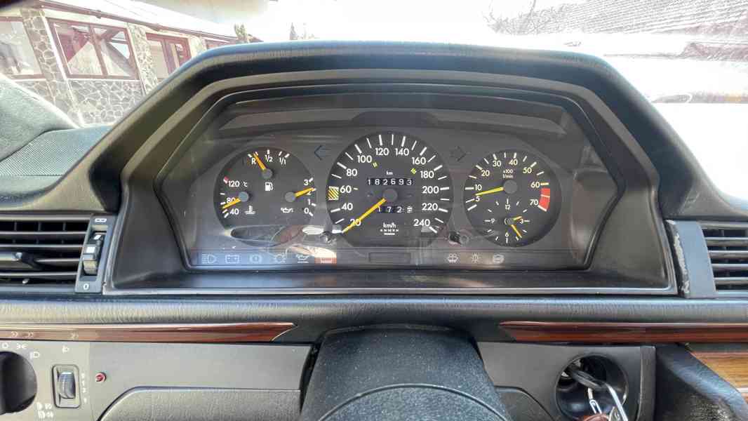 Mercedes-Benz 300 CE (1990) v perfektním stavu - foto 13