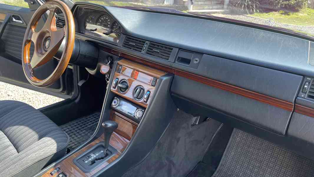 Mercedes-Benz 300 CE (1990) v perfektním stavu - foto 11