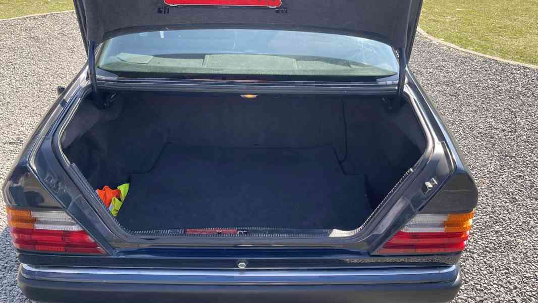 Mercedes-Benz 300 CE (1990) v perfektním stavu - foto 8