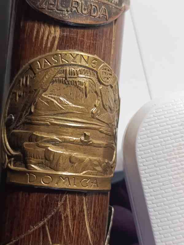 Starožitná turistická hůl s 12ti kovovými štítky - foto 6