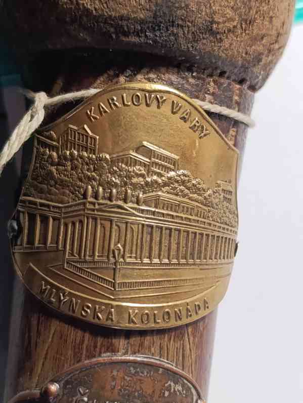 Starožitná turistická hůl s 12ti kovovými štítky - foto 4