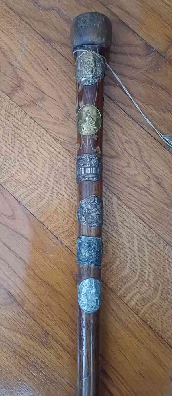 Starožitná turistická hůl s 12ti kovovými štítky - foto 2