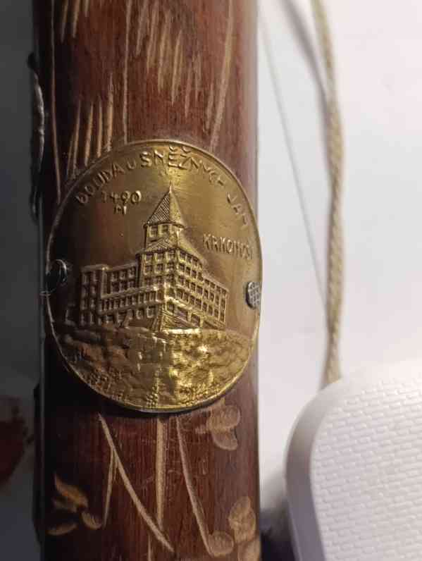 Starožitná turistická hůl s 12ti kovovými štítky - foto 11