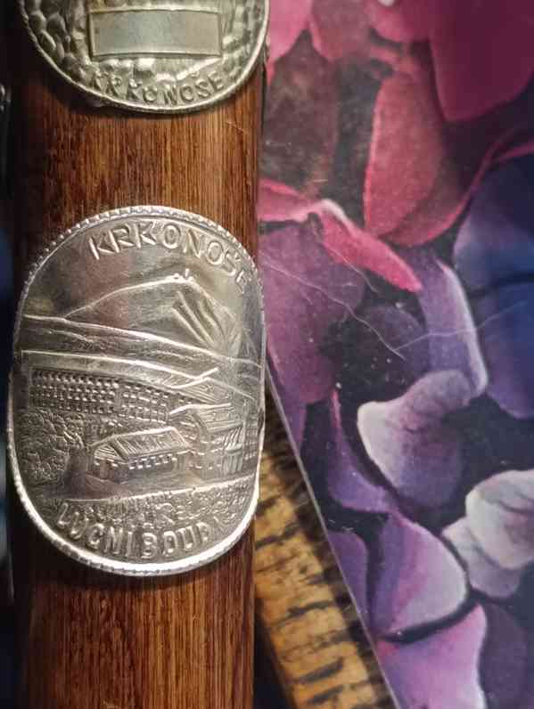 Starožitná turistická hůl s 12ti kovovými štítky - foto 9