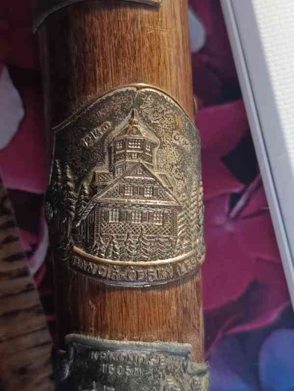 Starožitná turistická hůl s 12ti kovovými štítky - foto 13