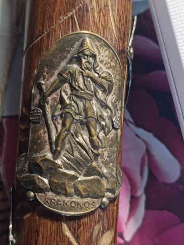 Starožitná turistická hůl s 12ti kovovými štítky - foto 7