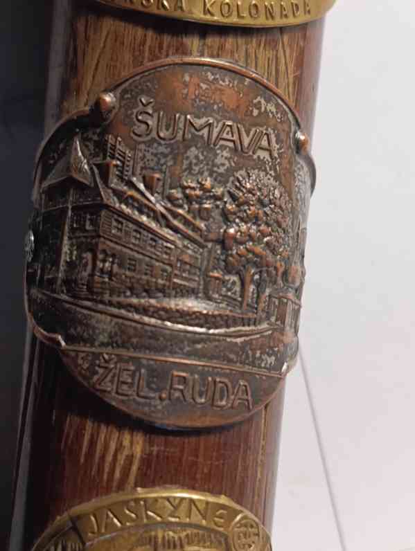 Starožitná turistická hůl s 12ti kovovými štítky - foto 5