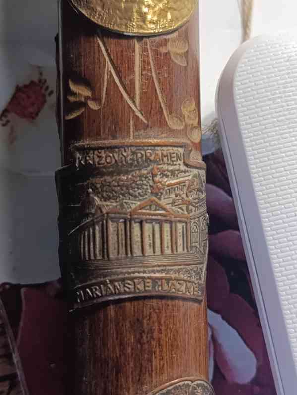 Starožitná turistická hůl s 12ti kovovými štítky - foto 12