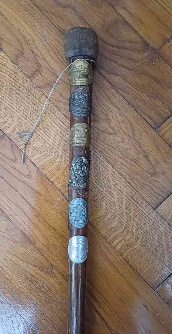 Starožitná turistická hůl s 12ti kovovými štítky - foto 3