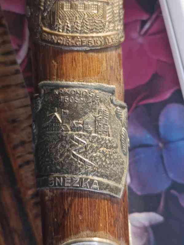 Starožitná turistická hůl s 12ti kovovými štítky - foto 14