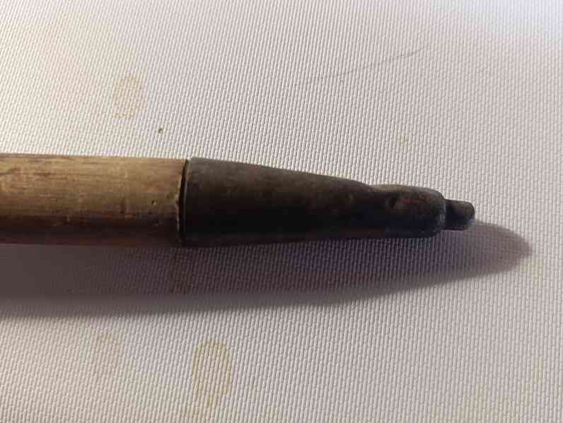 Starožitná turistická hůl s 12ti kovovými štítky - foto 16