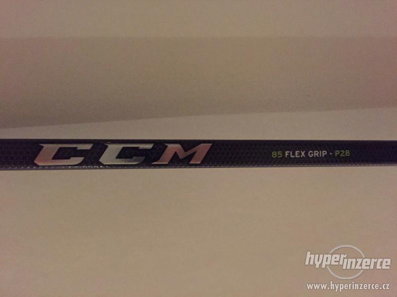 Hokejka CCM Ribcor Trigger 2 Grip SR - foto 5