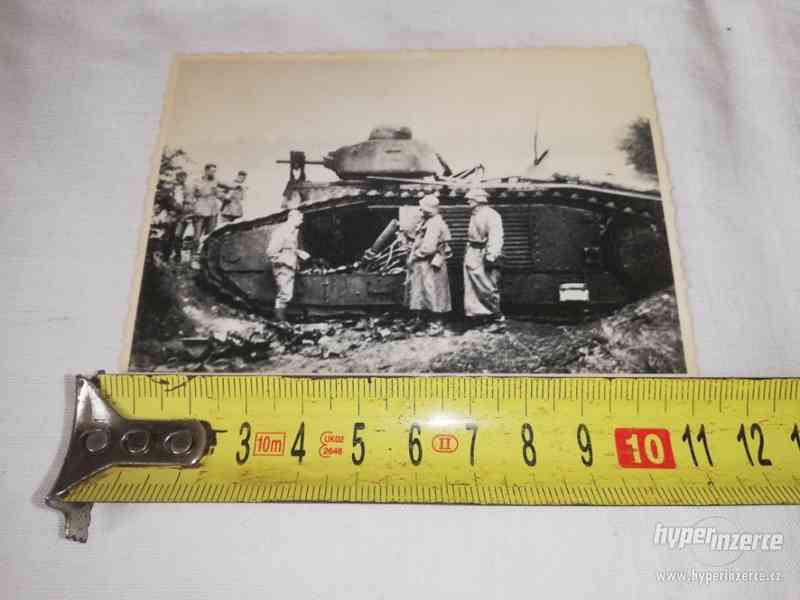 Tank s vojáky - fotografie z 2. světové války - foto 1