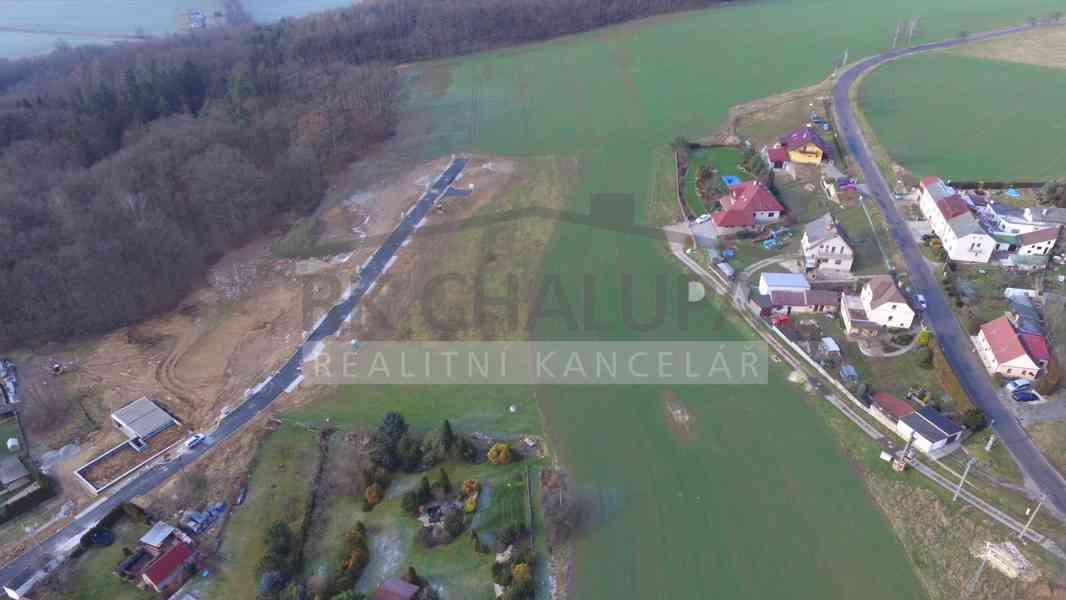 Prodej stavebního pozemku na kraji obce Hosín, výměra 774 m2 - foto 3