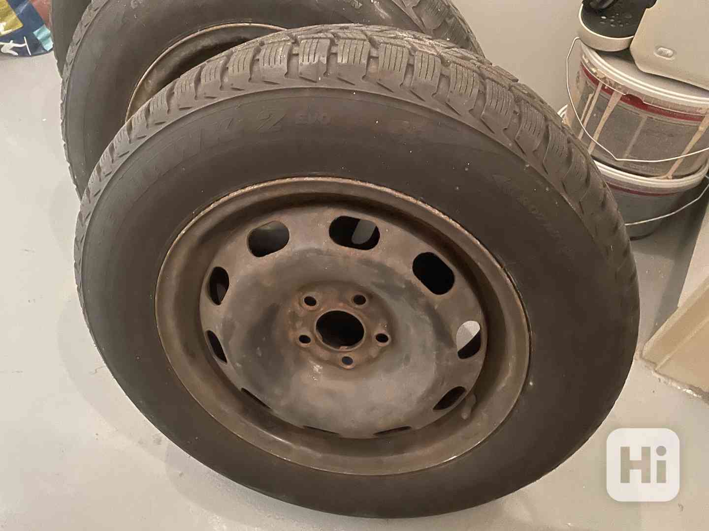 195/65R15 zimní pneu na plecháčích 4 ks Octavia 1 - foto 1