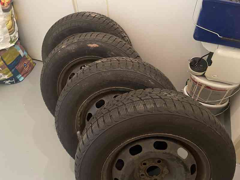 195/65R15 zimní pneu na plecháčích 4 ks Octavia 1 - foto 3