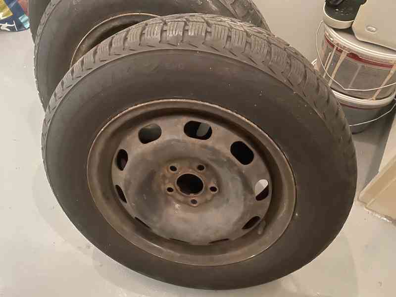 195/65R15 zimní pneu na plecháčích 4 ks Octavia 1 - foto 1