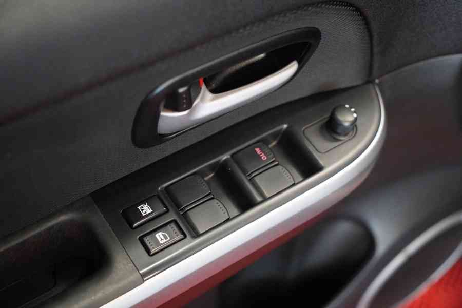Suzuki Grand Vitara 2.0i benzín 103kw - foto 23