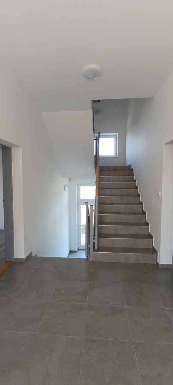 Nový byt 2+kk s terasou a zahrádkou okr. Znojmo - foto 12