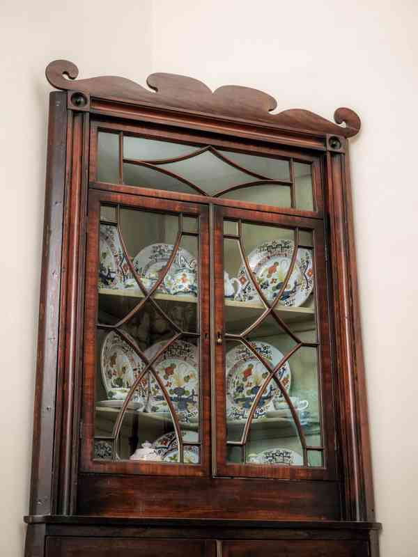 Gregoriánská rohová vitrína / knihovna 19. století - foto 2