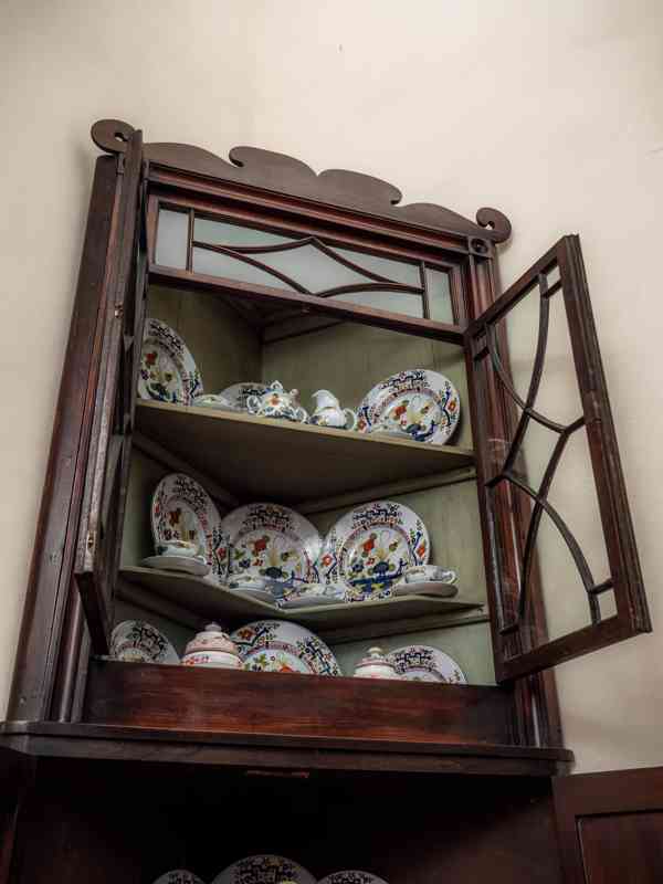 Gregoriánská rohová vitrína / knihovna 19. století - foto 6